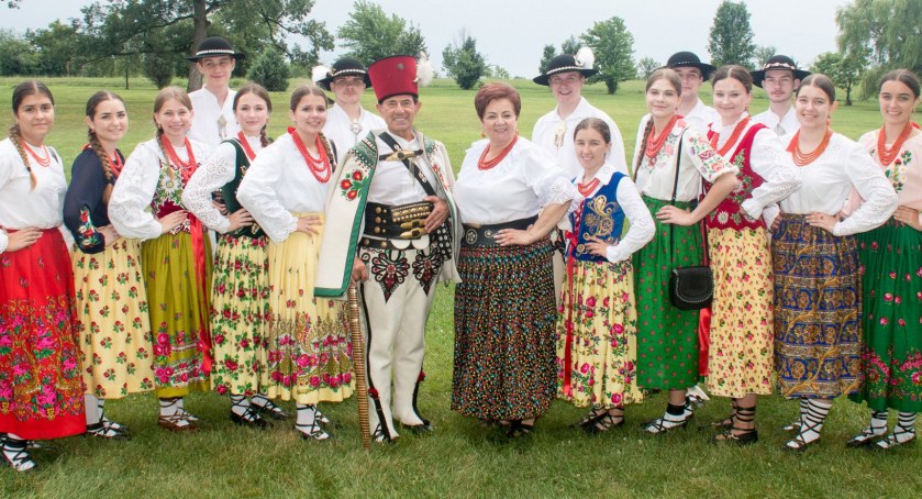 Zdjęcie z zespołem młodzieżowym „Holni” przy Związku Podhalan w Północnej Ameryce (ZPPA). W środku prezes Koła nr 45 Poronin - Zofia Ustupska Bobak oraz Honorowy i Naczelny Lekarz ZPPA, wiceprezes Koła - Harnaś Bronisław Orawiec-Wyśni. Lemont, IL, 7 sierpnia 2022 r.