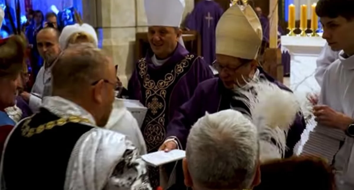 Wieści od Braci Kurkowych, Krakowskie Bractwo Kurkowe uczestniczyło otwarciu Synodu Archidiecezji Krakowskiej - zdjęcie, fotografia