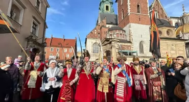Nowa jakość tradycji bractw kurkowych we współczesnym Krakowie.